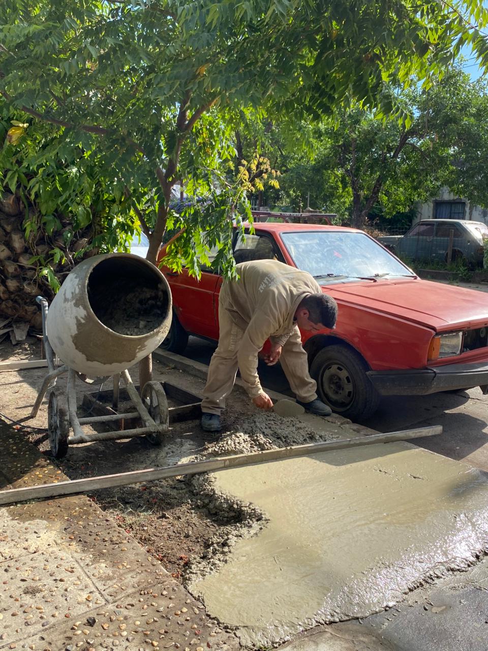 Vecinos colaboran con el municipio para renovar veredas